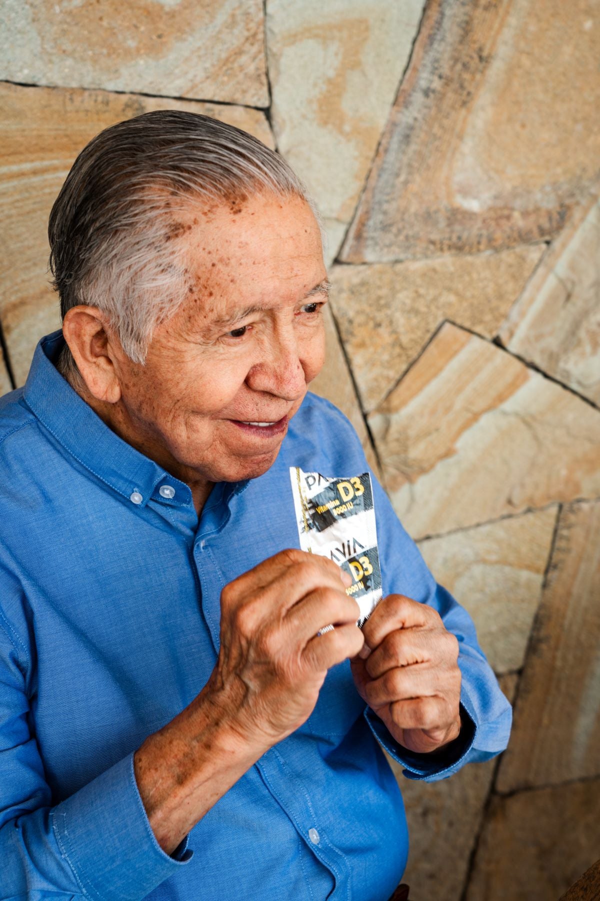 Adulto mayor consumiendo probioticos en gel con vitamina D3 de pavia para la salud de los huesos